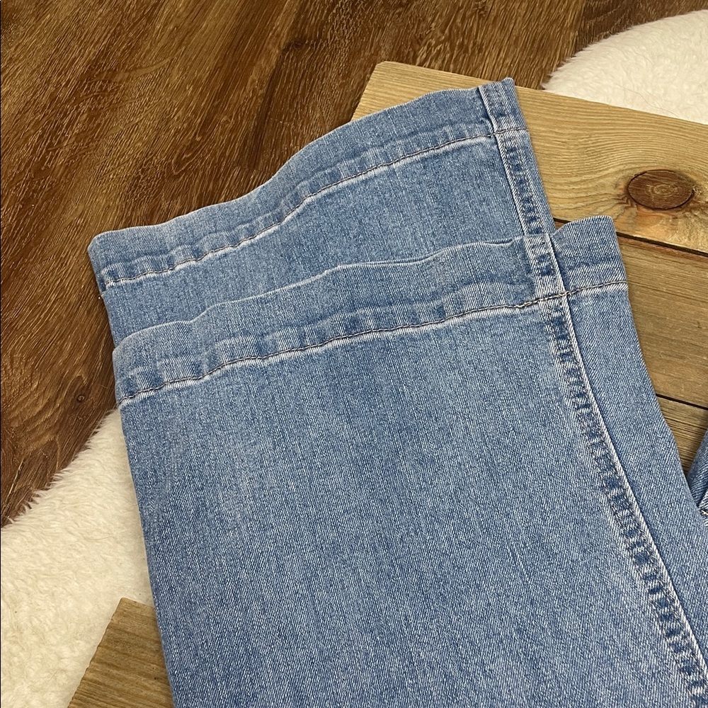 GAP High Rise Flare Jeans Short Inseam - Picture 2 of 5